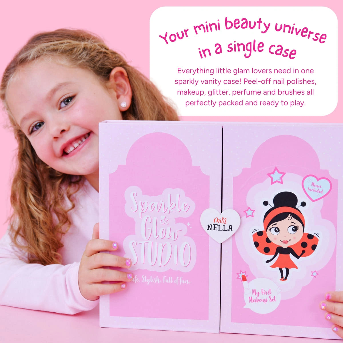 Mädchen mit dem geschlossenen Sparkle & Glow Studio Schminkkoffer