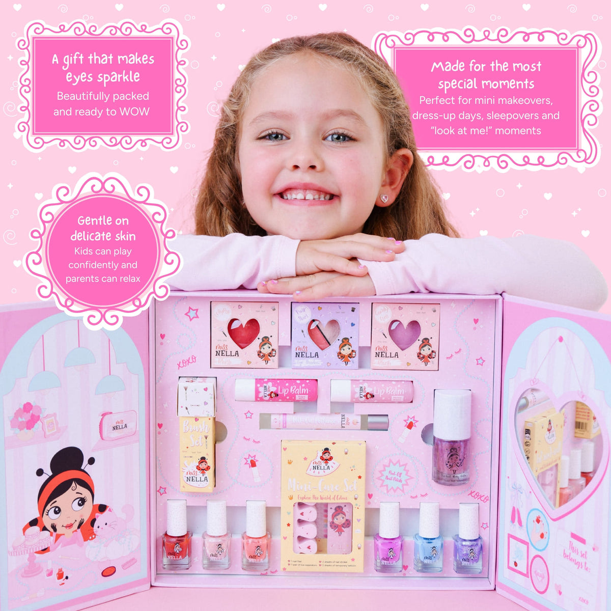 Mädchen hinter dem geöffneten Sparkle & Glow Studio Schminkkoffer von Miss Nella