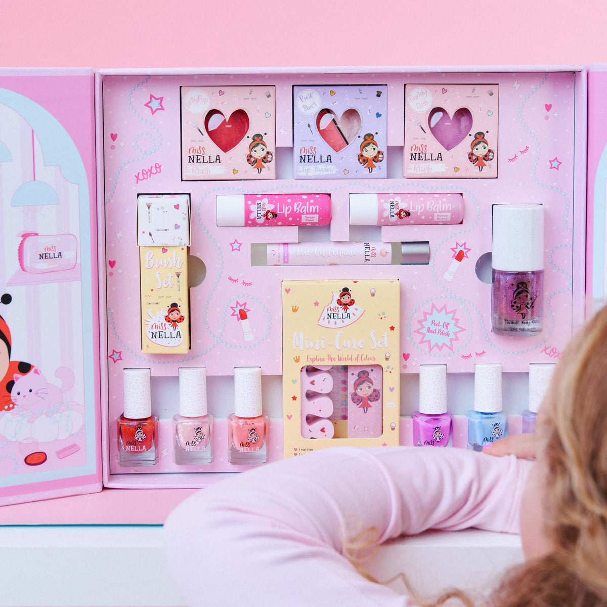 Sparkle & Glow Studio von Miss Nella aufgeklappt: Schminkkoffer für Kinder mit Rouge, Lippenbalsam und Nagellack in Fächern