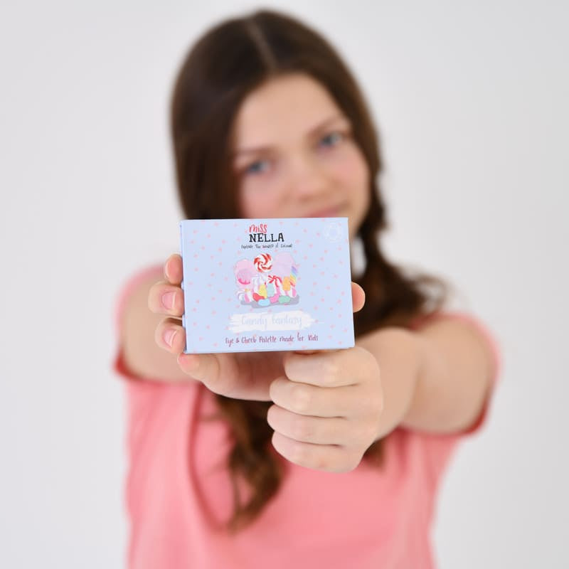 mädchen hält eine schminkpalette