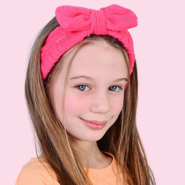mädchen mit rosa stirnband