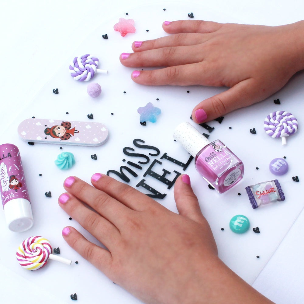 kinderhände mit rosa nagellack