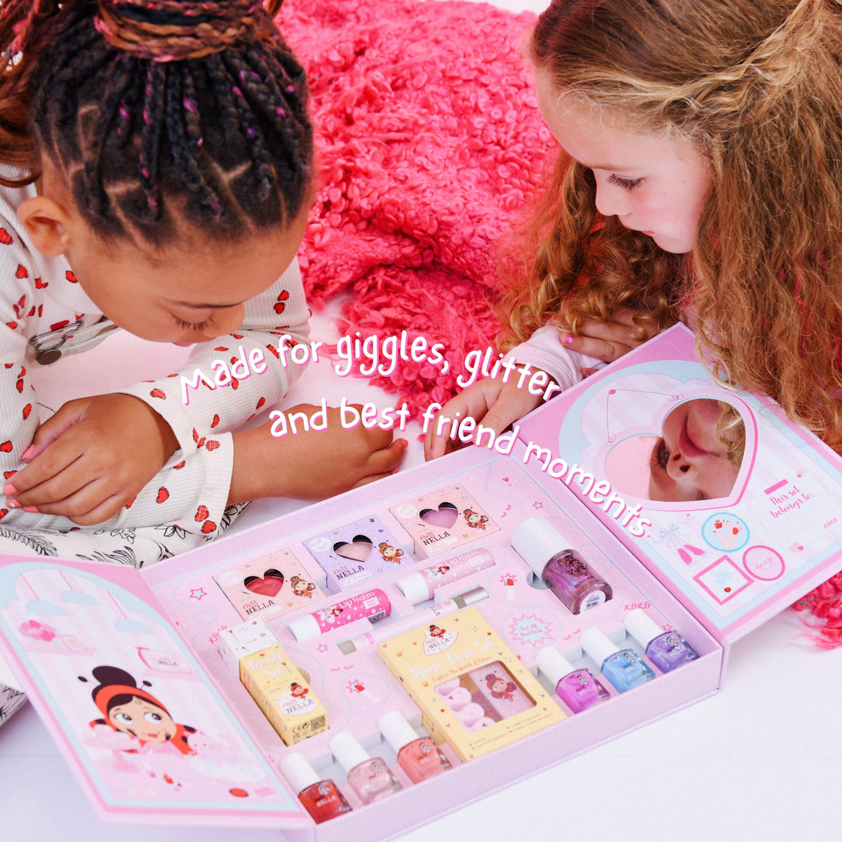 Zwei Kinder schminken sich mit dem Sparkle & Glow Studio